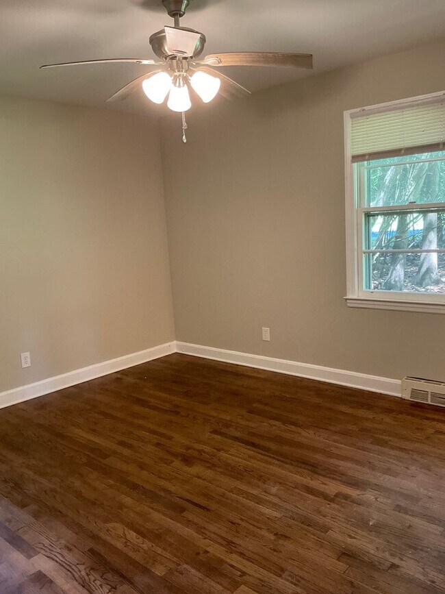 Building Photo - **COMING SOON! Beautiful Remodel In Progre...