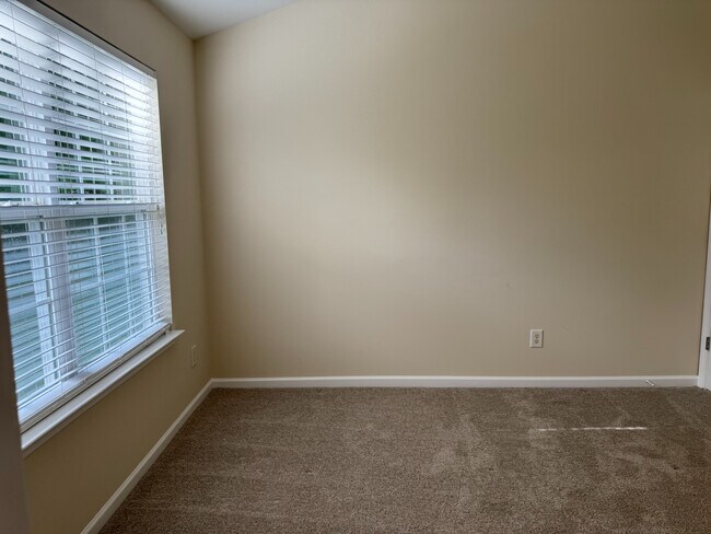 Building Photo - Room in Townhome on Averette Hill Dr