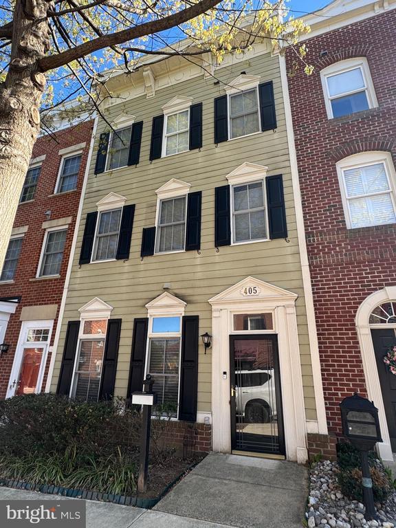 Building Photo - 405 Main St