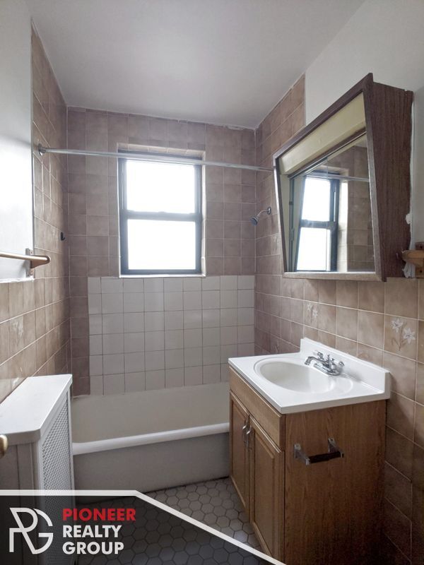Building Photo - 739 W Belmont Ave