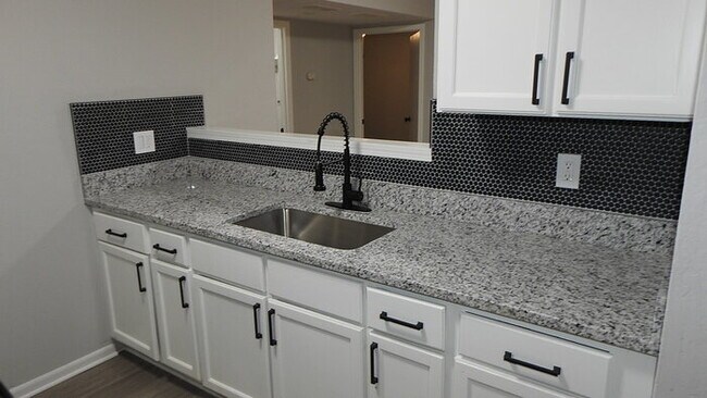Building Photo - Charming 3 bedrooms and 1 bath home located on Elmwood Ave in Kansas City, MO