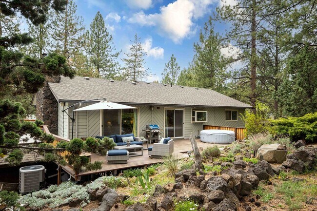 Building Photo - SW Bend Reverse-Living Home on .36 Acres | 5 Bedrooms | 3 Bathrooms