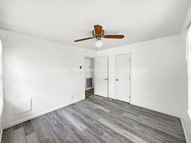 Building Photo - 1704 Lenland Ave