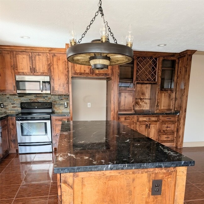 Building Photo - 807 Poppets Way