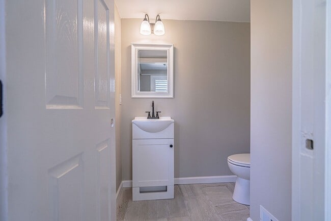 Building Photo - UPDATED FOUR BEDROOM/1.5 BATH TOWNHOME