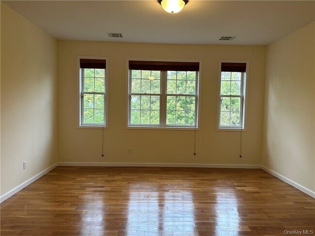 Building Photo - 77 Quaker Ave