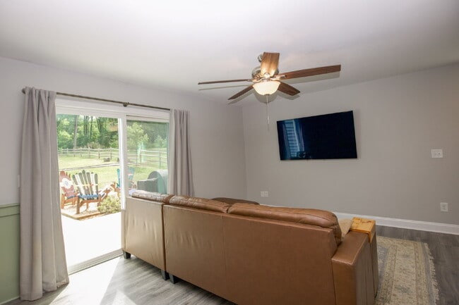 Building Photo - Charming 3-bedroom, 2.5-bath home nestled in the heart of Carthage