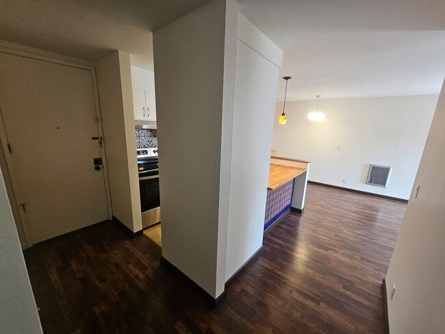 Building Photo - Cozy 2 Bedroom Condo Looking Near Piedmont...