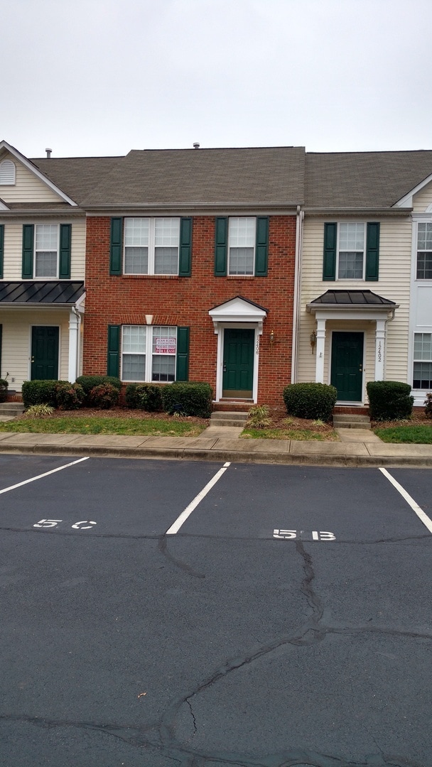 Building Photo - TOWNHOME IN SOUTHWEST MECKLENBURG/2 BR 2.5 BATH