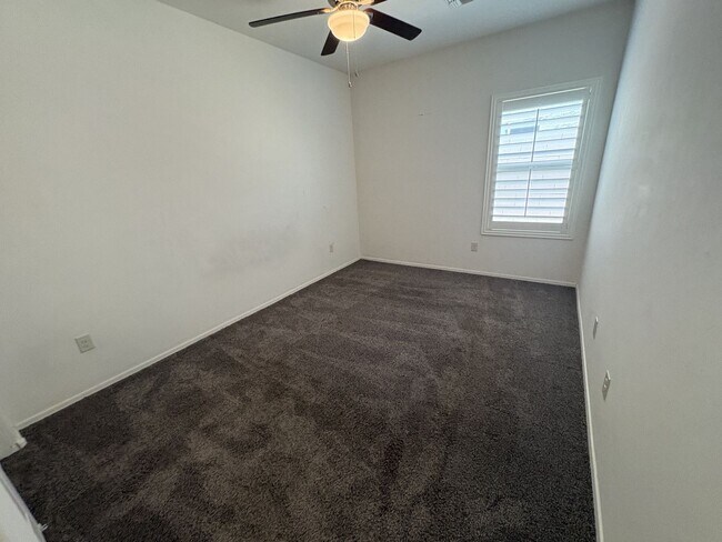 Building Photo - 4 bedroom plus Den 3 car garage with sparkling pool Vail School District
