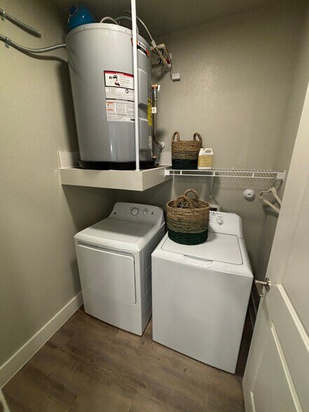 Building Photo - 425 El Rio St