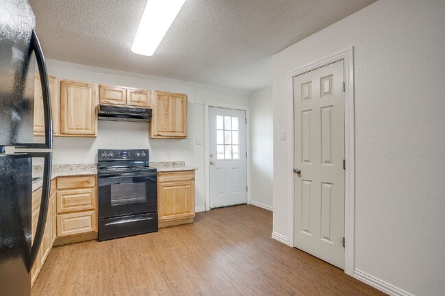 Building Photo - Updated Duplex in Weatherford with large y...