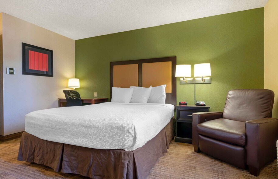 Building Photo - Furnished Studio-Santa Rosa - North