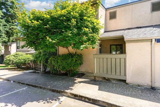 Building Photo - Modern 2-Bedroom Townhouse-Style Condo with Private Yard in Prime Kirkland Location