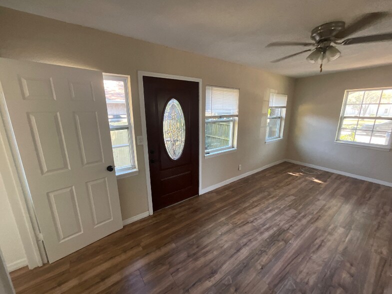 Building Photo - 32 8th Ave SE