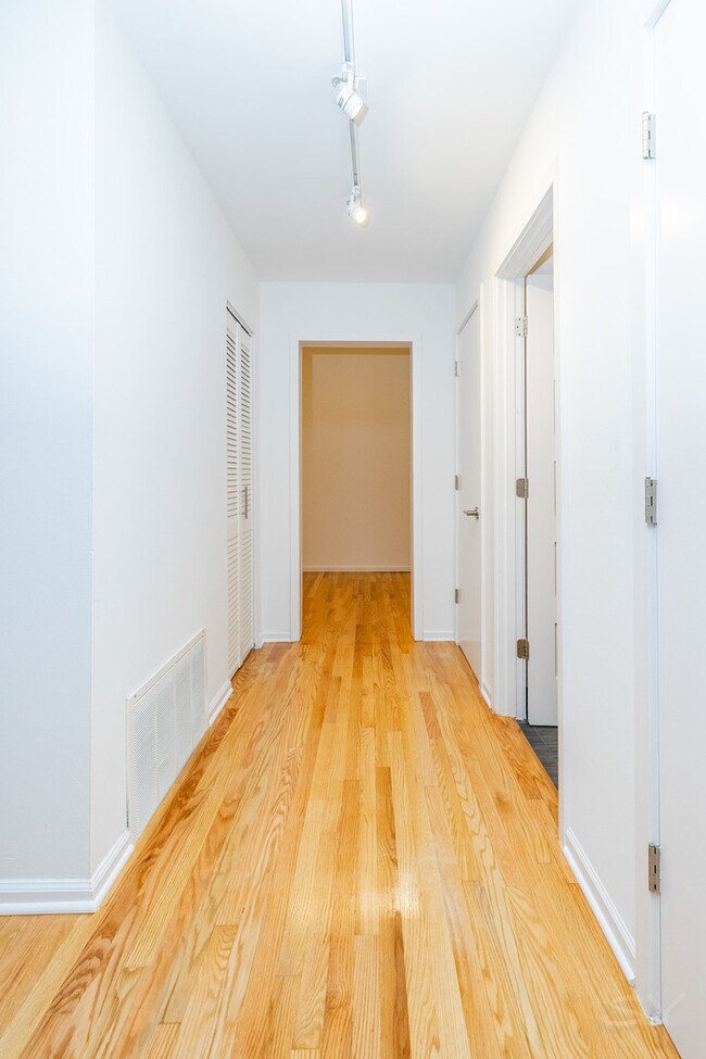 Building Photo - 1021 S State St