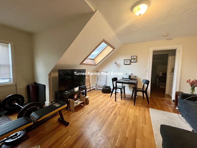 Primary Photo - 187 Beacon St