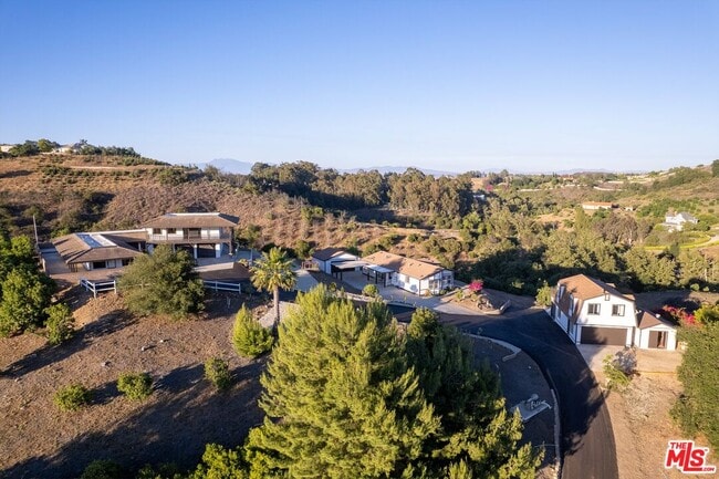 Building Photo - 44310 Vía Barranca