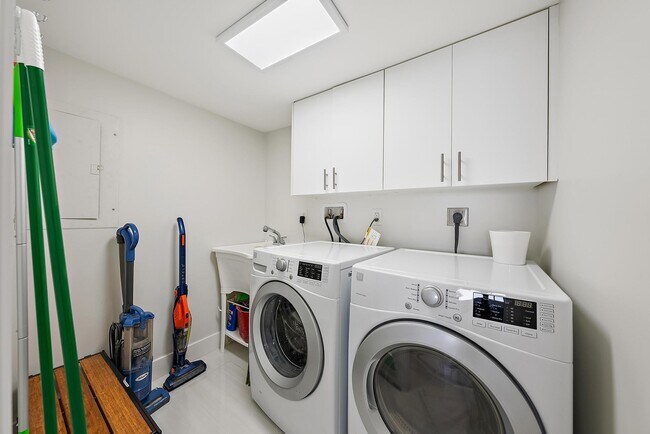 Building Photo - 5070 N Ocean Dr