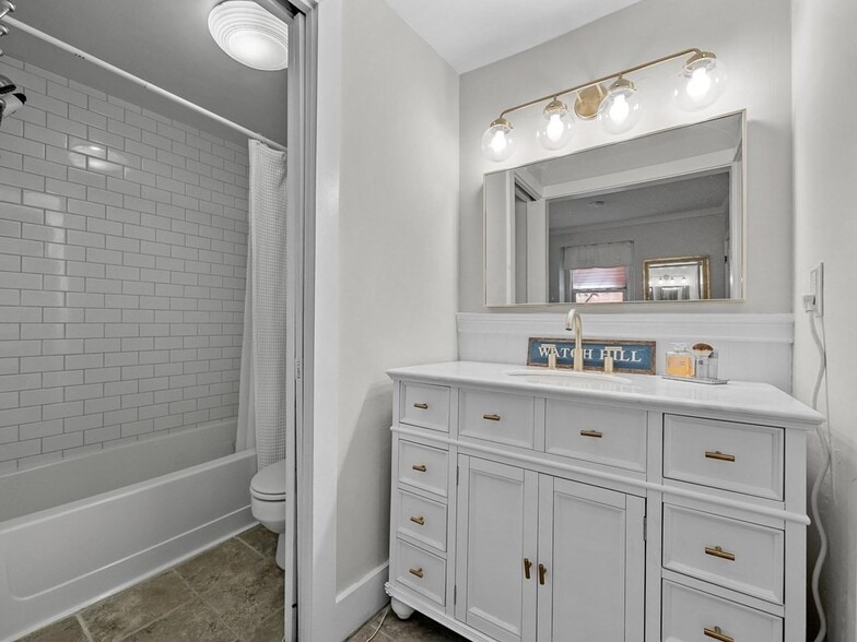 Building Photo - 19 Charter St