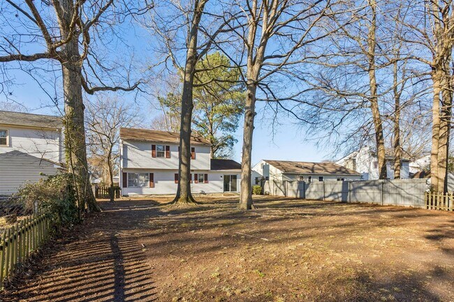 Building Photo - 3BR 2.5 BA Mid-Town Newport News