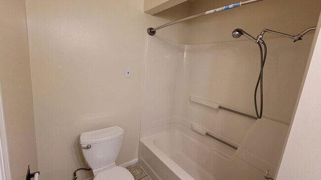 Building Photo - Spacious & Charming 2-Bed/2-Bath Home – Wa...