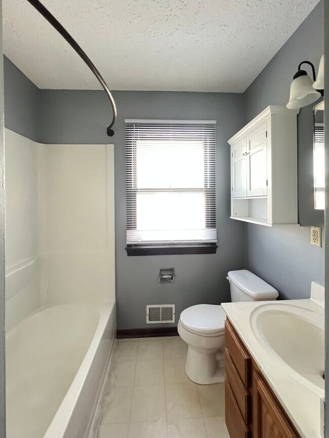 Building Photo - Beautiful walk-out ranch!