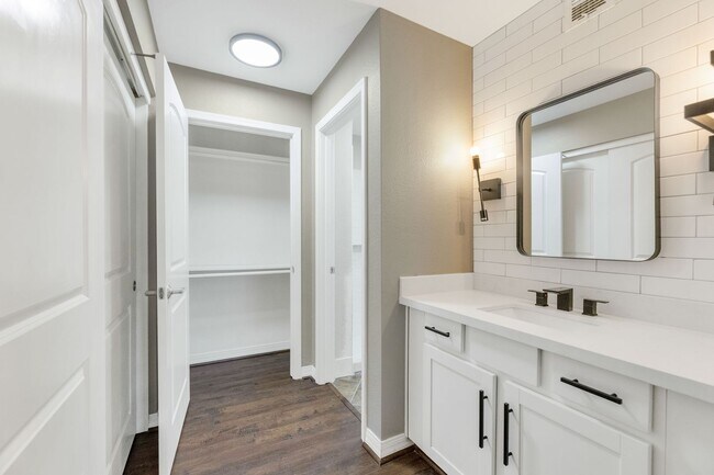 Building Photo - 2025 E Campbell Ave