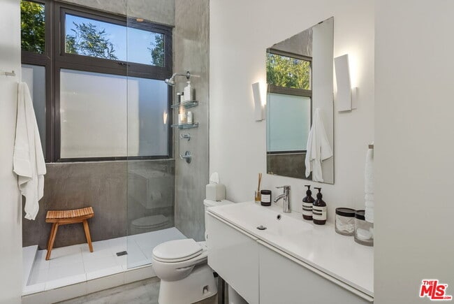 Building Photo - 1849 Fox Hills Dr