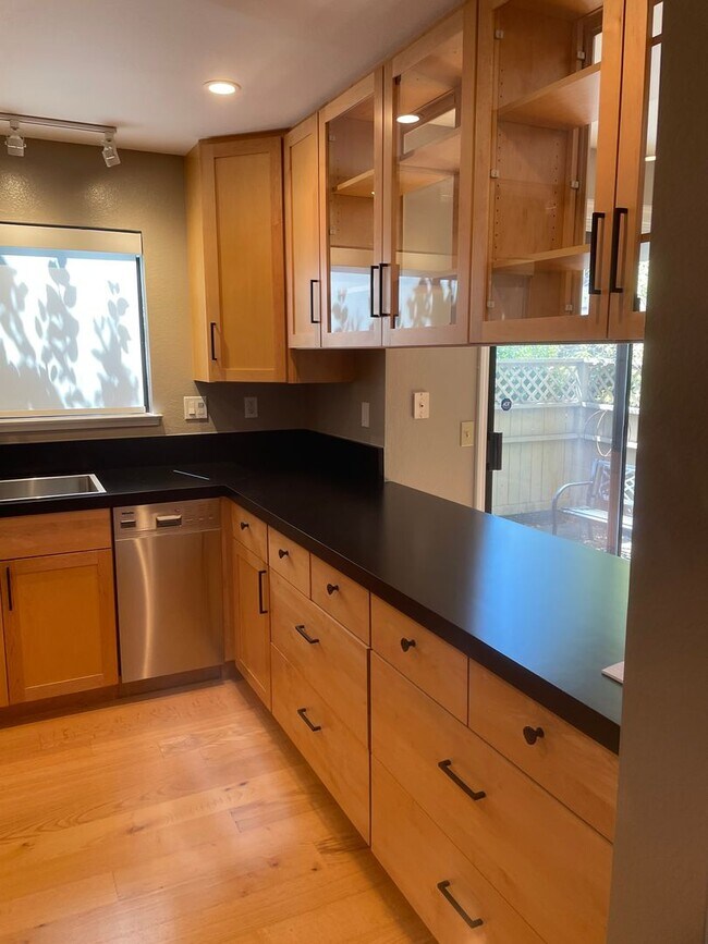 Building Photo - Beautiful End Unit Condo in Bennett Valley!