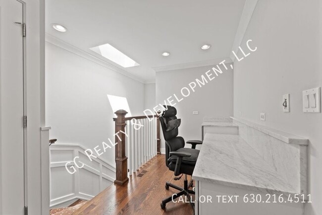 Building Photo - 2326 N Greenview Ave