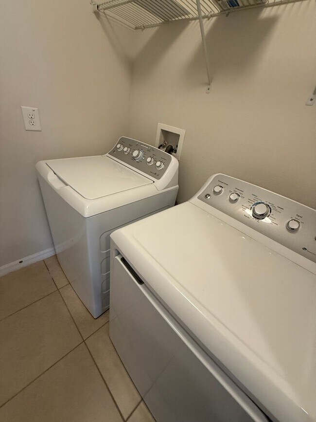 Building Photo - Spacious Riverview Rental in South Fork Lakes with Oversized Screened Patio & 2-Car Garage