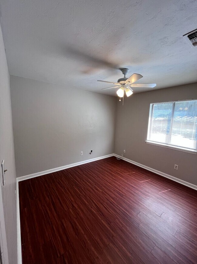 Building Photo - 3732 Donovan Dr