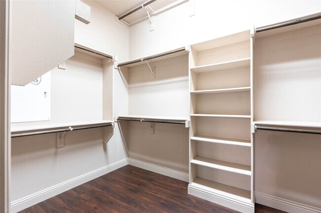 Building Photo - 917 Lake Meadow Ln