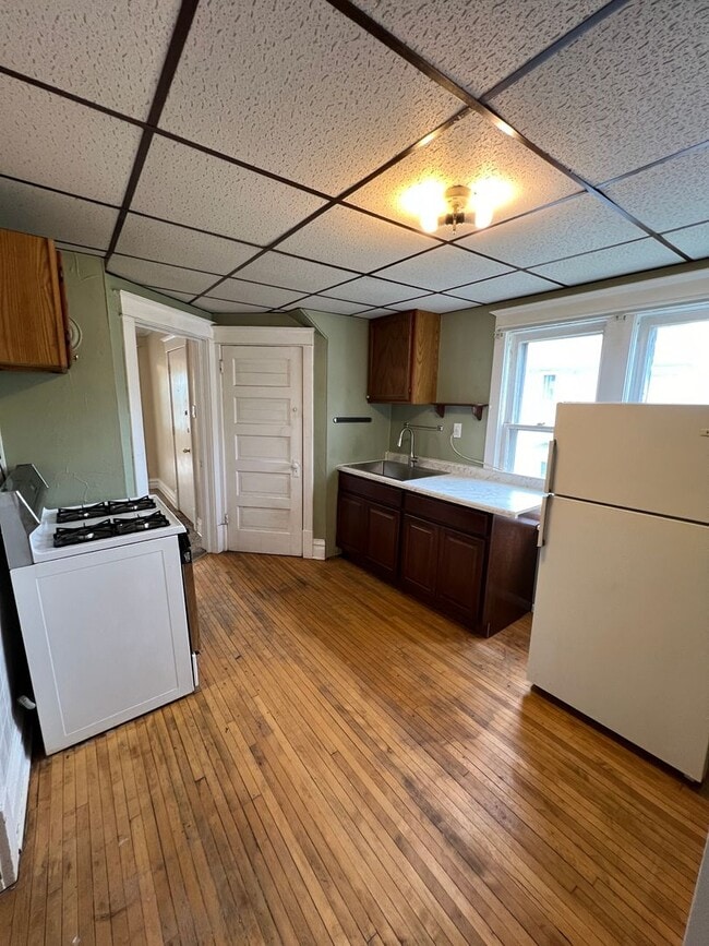 Building Photo - AVAILABLE JUNE - Upper 2 Bed 1 Bath in Billings Park Superior