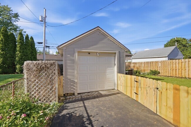Building Photo - 1028 Colwick Dr