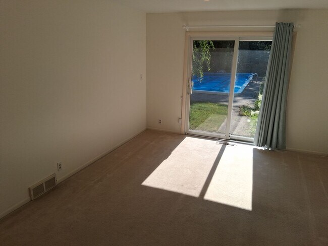 Building Photo - Beautiful 3-Bedroom Home with Pool on Lakeshore Drive