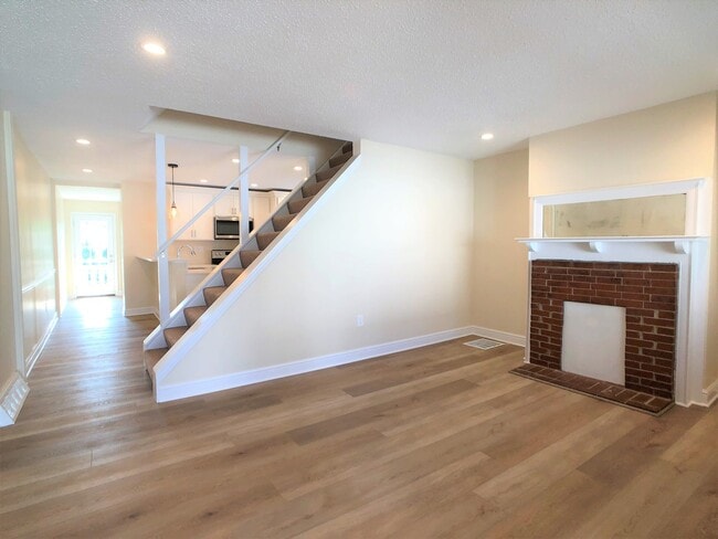 Building Photo - Large House with A/C, deck, updated kitchen, laundry, pet friendly September 1st