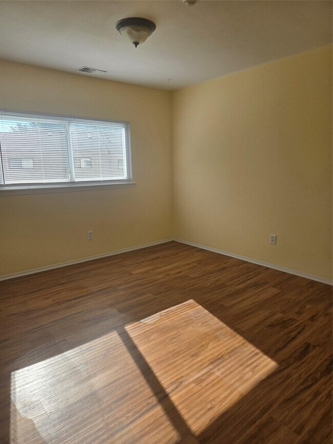 Building Photo - 214 Pointe Cir N