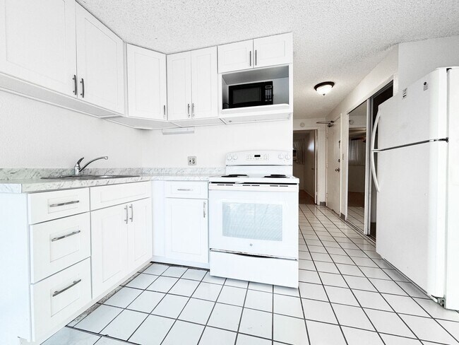 Building Photo - Waikiki 1-Bedroom Condo with Parking and A/C
