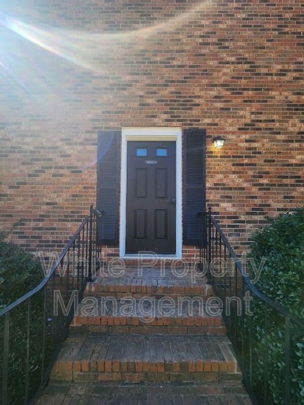 Building Photo - 1045 W Meadow Dr