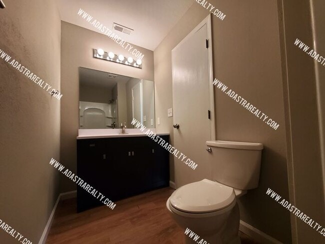Building Photo - Gorgeous Remodeled Duplex in Baldwin City-Available in JUNE!!