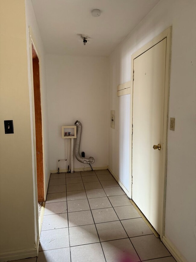 Building Photo - 1 Bedroom, 1 Bathroom House with Detached ...