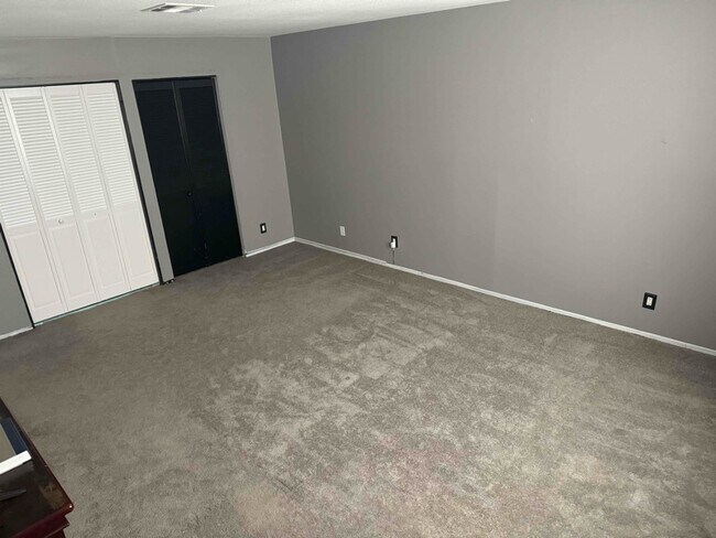 Building Photo - 580 Chelsea Dr