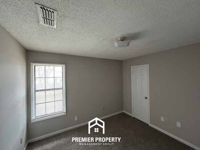 Building Photo - Stunning 3BR/2BA in Southeast Memphis | Vaulted Ceilings & Floor-to-Ceiling Fireplace