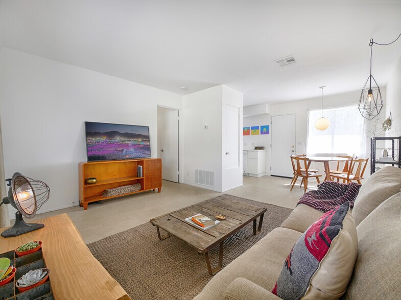 Building Photo - 277 East Racquet Club Road