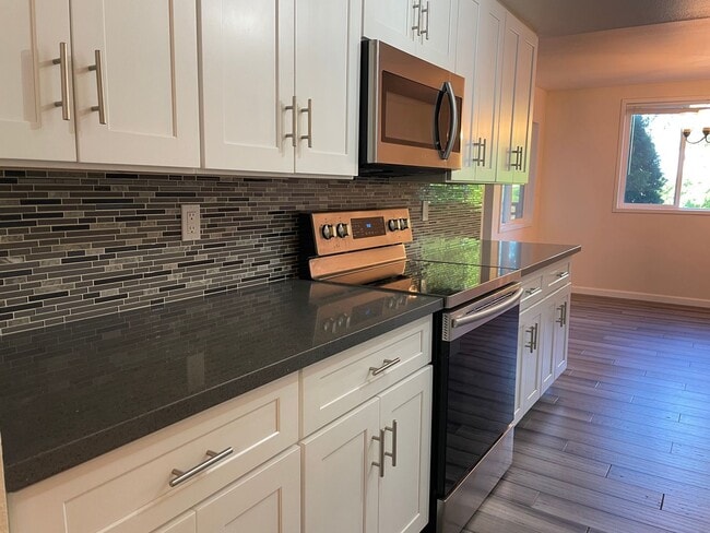 Building Photo - $500 off 1st months rent!!  Bright and Modern Northgate Condo!