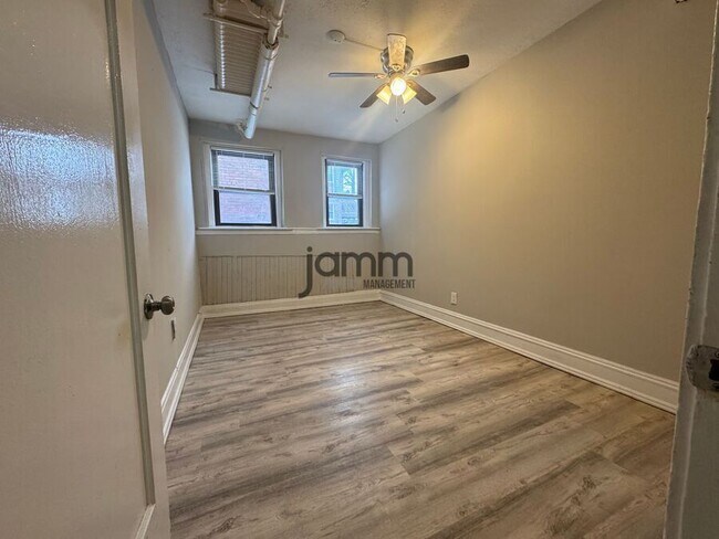 Building Photo - 2773 Hampshire-Unit 3