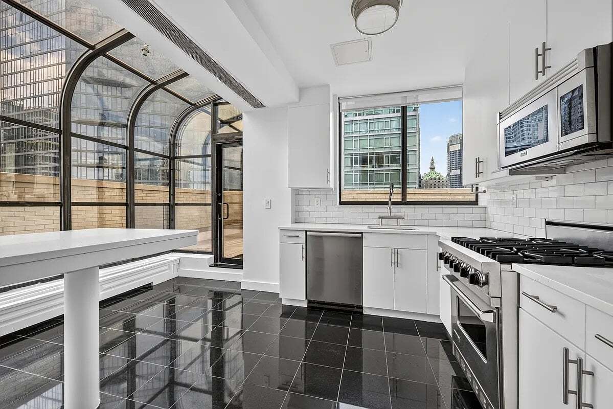 Building Photo - 245 E 44th St