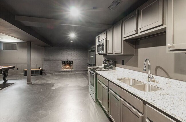 Building Photo - 203 Pecan Ln